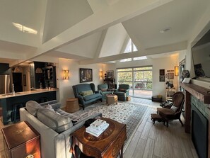 Smart TV, chimenea, reproductor de DVD