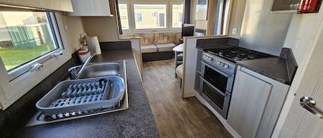 Kylskåp, mikrovågsugn, ugn och spishäll