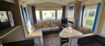 Caravan Leanne Sleeps 6 with Parking