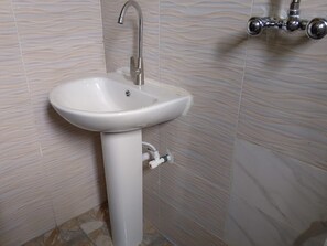 Chuveiro, toalhas de banho