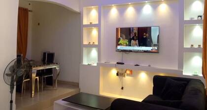 Apartment Sleeps 4 with Free Parking