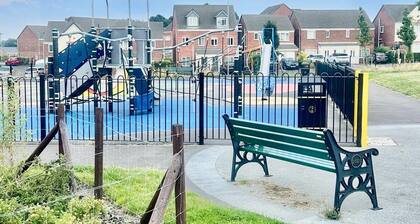 Luxurious Wolverhampton Retreat with 4 Bedrooms