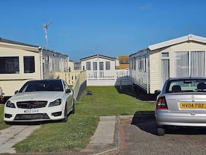 Property grounds - Luxury Chichester caravan  Seaside Retreat (Chichester)