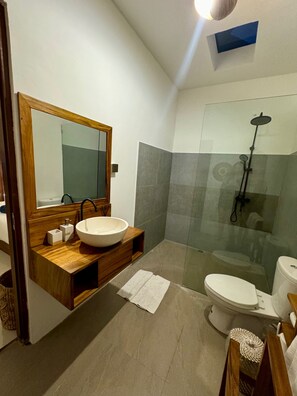 Dusche, Haartrockner, Handtücher