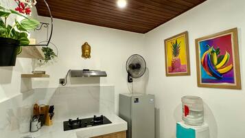 Kühlschrank, Herdplatte, Toaster