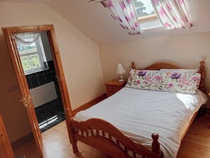 5 bedrooms, WiFi, bed sheets, wheelchair access