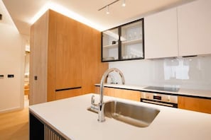Cafeteira/chaleira, geladeira, fogão, cooktop