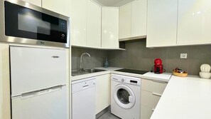 Jääkaappi, mikroaaltouuni, liesi, astianpesukone