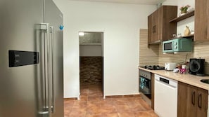 Jääkaappi, mikroaaltouuni, uuni, liesi