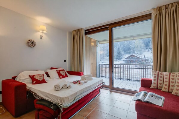 1 bedroom, desk, WiFi, bed sheets