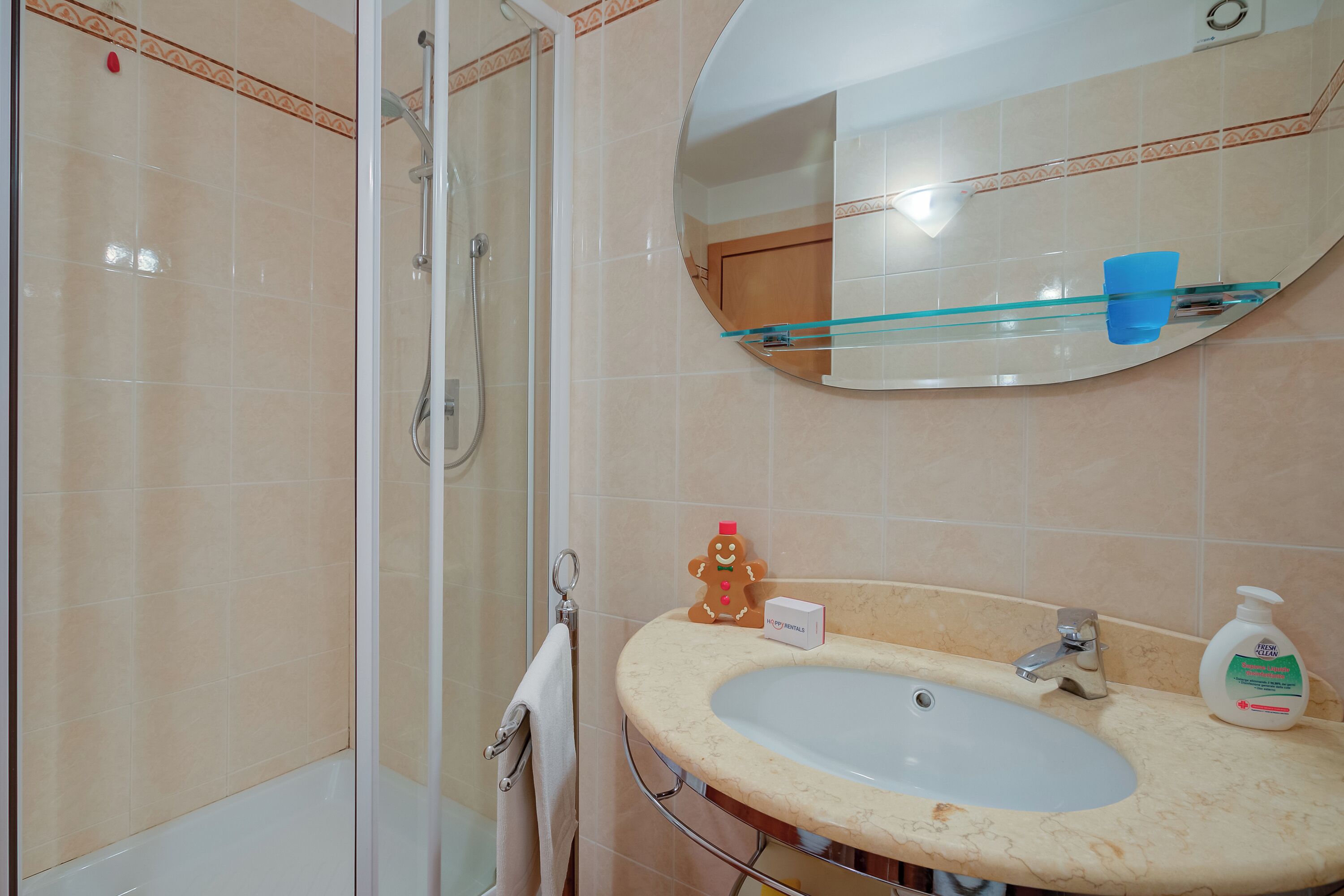 Regadera, bidet, toallas 