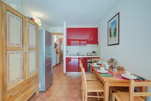 Réfrigérateur, micro-ondes, plaque de cuisson