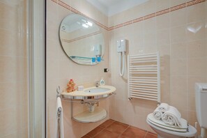 Een douche, een bidet, handdoeken