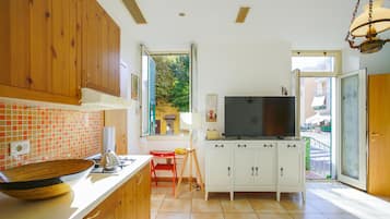 Fridge, stovetop, coffee/tea maker