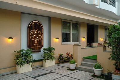 Spacious 5-bedroom apartment with WiFi, AC in marvelous Jaipur