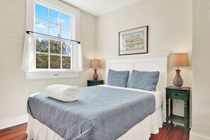 Bureau, fer et planche à repasser, accès au Wi-Fi (inclus)