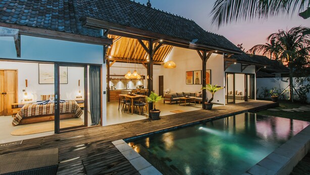 A modern house with a swimming pool, wooden deck, and a covered outdoor area with seating. - Villa Diamond  (Lembongan Island)