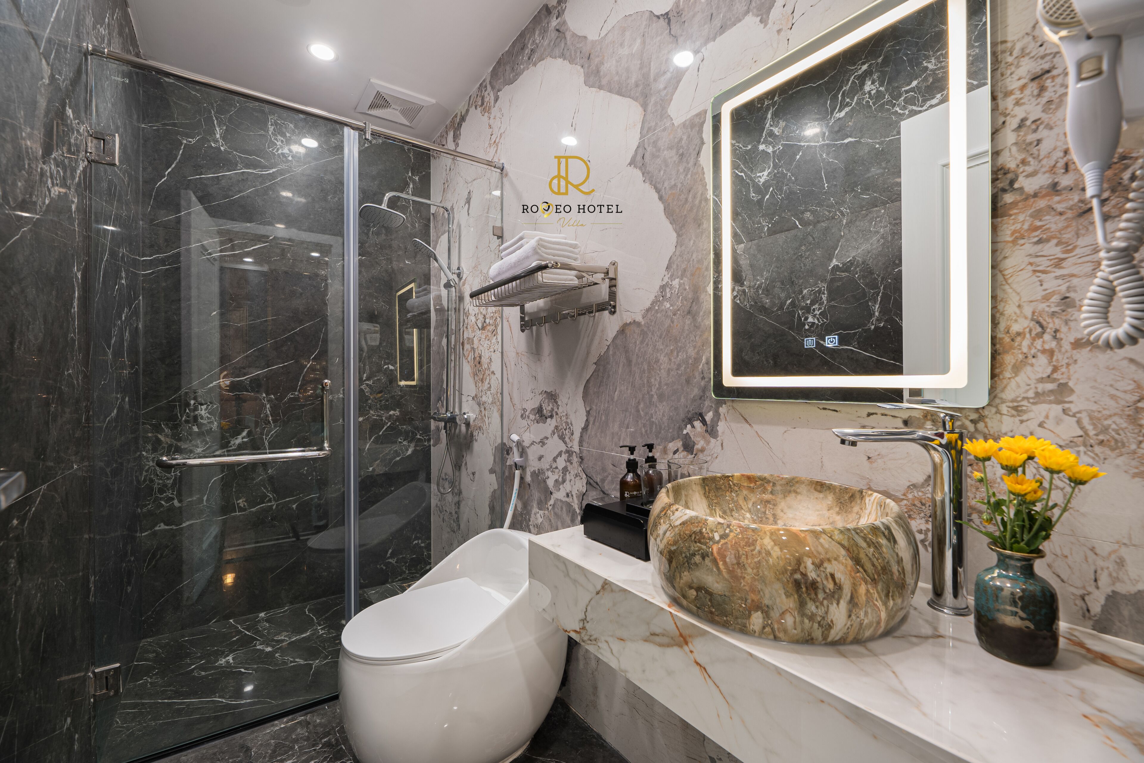 Deluxe Room | Bathroom | Shower, hair dryer, slippers, towels