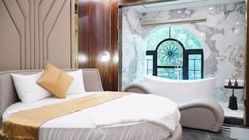 Luxury Room | Iron/ironing board, free WiFi