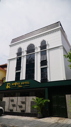 Front of property - Romeo Villa Hotel HN - by BAY LUXURY (Hanoi)