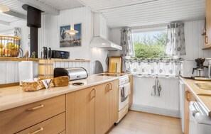 Réfrigérateur, micro-ondes, plaque de cuisson, lave-vaisselle