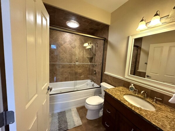 Une salle de bain avec une baignoire, des toilettes et un lavabo.