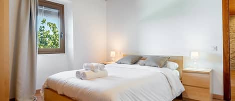 5 bedrooms, iron/ironing board, internet, bed sheets