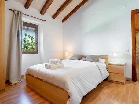5 habitaciones, tabla de planchar con plancha, internet y ropa de cama . House with pool, ping pong and bbq 15min beach