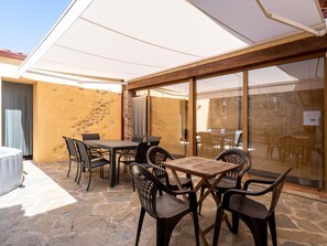 Outdoor dining - House with jacuzzi, ping pong and bbq 15min beach (Rourell)