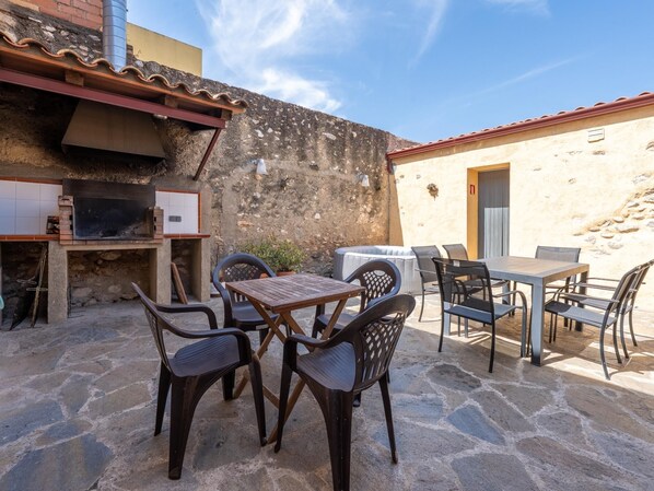 Outdoor dining - House with jacuzzi, ping pong and bbq 15min beach (Rourell)