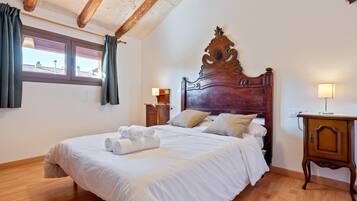 5 slaapkamers, een strijkplank/strijkijzer, internet, beddengoed