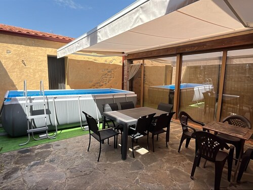 Maison avec piscine, ping pong et bbq 15min plage