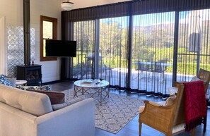 TV, books - Highcliff Luxury Villa (Kangaroo Valley)