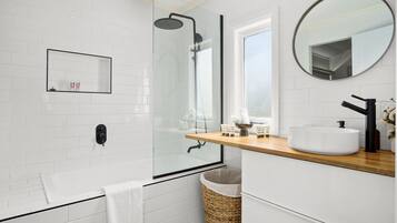 Shower, hair dryer, towels