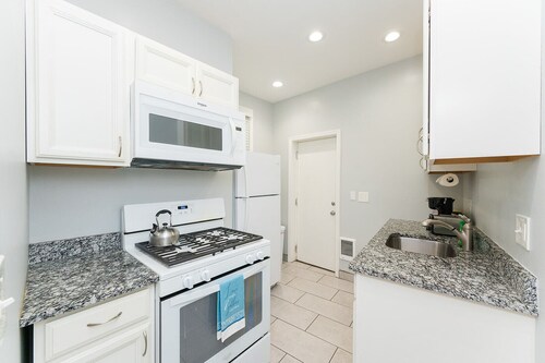 Townhome, walk to restaurants,, King bed, rent bikes