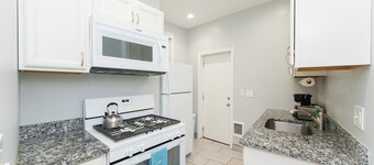 Townhome, walk to restaurants,, King bed, rent bikes