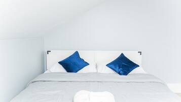 3 habitaciones, tabla de planchar con plancha, wifi y ropa de cama