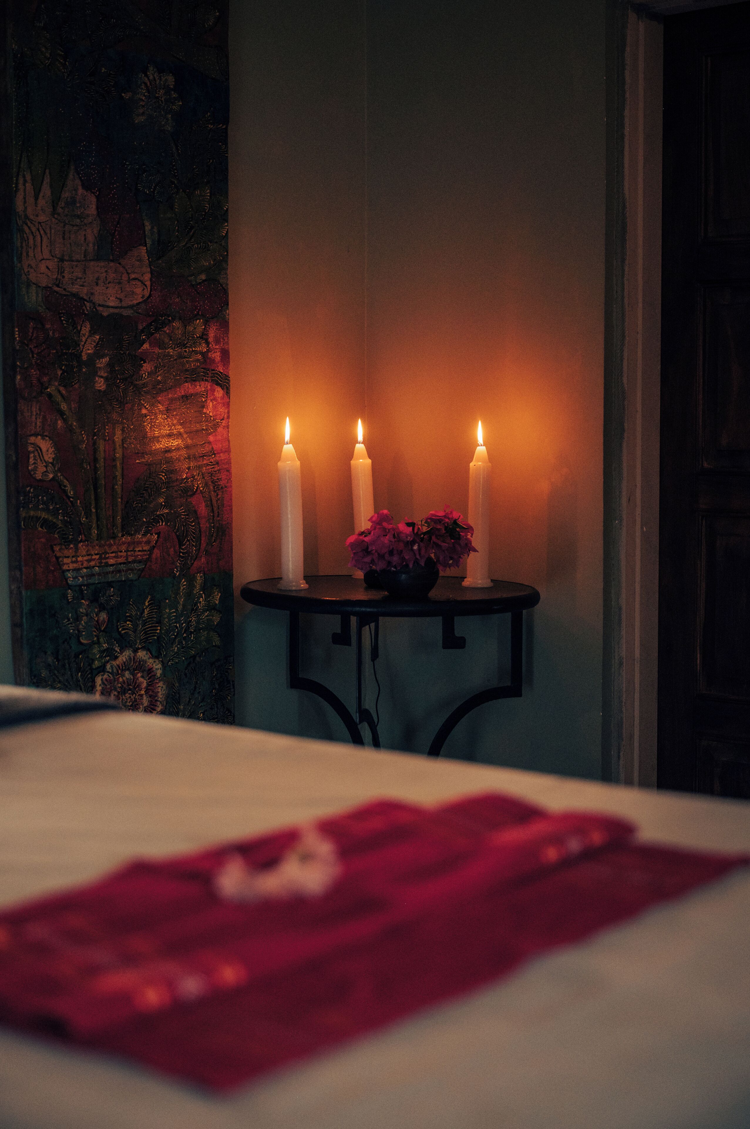 Masajes con piedras calientes y masajes de tejido profundo 