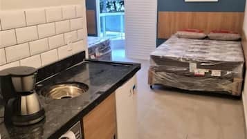 Studio | Private kitchen | Mini-fridge, microwave, cookware/dishes/utensils