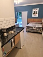 Studio | Private kitchen | Mini-fridge, microwave, cookware/dishes/utensils