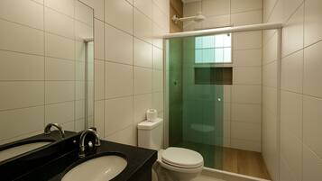 Een douche, handdoeken, zeep, shampoo