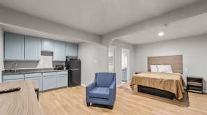 Studio Comfort | Meja kerja, ruang kerja ramah laptop, Wi-Fi gratis, dan seprai linen