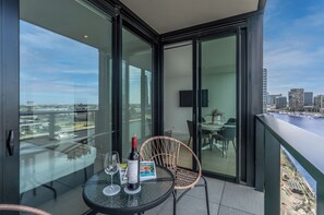 2 Bedroom 2 Bathroom with River View | Blackout curtains, soundproofing, iron/ironing board, free WiFi - Melbourne Corporate Stays – Docklands Waterfront (Docklands)