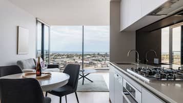 1 Bedroom + Study with River View | 2 Schlafzimmer, Verdunkelungsvorhänge, schallisolierte Zimmer