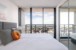 1 Bedroom + Study with River View | Rideaux d’obscurcissement, système d’insonorisation