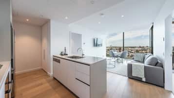 2 Bedroom 2 Bathroom with River View | 2 svefnherbergi, myrkratjöld/-gardínur, hljóðeinangrun