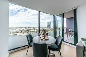 2 Bedroom 2 Bathroom with River View | Rideaux dâobscurcissement, systĂšme dâinsonorisation