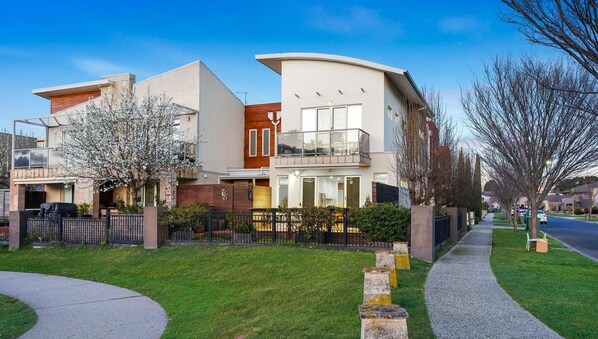 Front of property - StayAU Pakenham Townhouse with Lakeview (Pakenham)