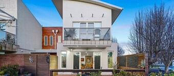 StayAU Pakenham Townhouse with Lakeview