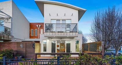 StayAU Pakenham Townhouse with Lakeview